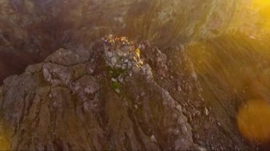 Hava dron görüntüleri Mount Agung zirvesinde, Bali insanlarla