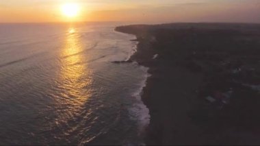 Sunset Bulvarında bir yankı plaj dron görünümü