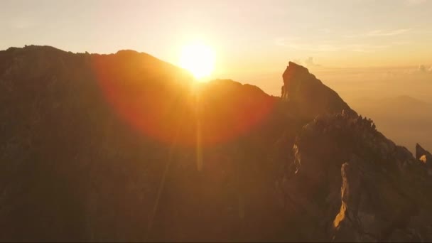 Imágenes aéreas de aviones no tripulados en la Cumbre del Monte Agung, isla de Bali, Indonesia — Vídeo de stock