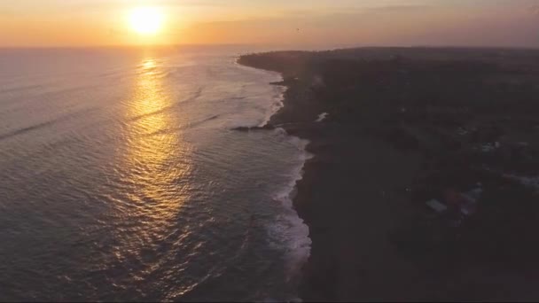 日落在巴厘岛回声海滩无人机视图 — 图库视频影像