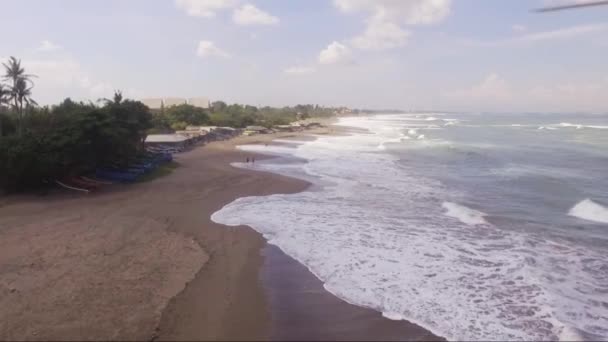 Seminyak Echo beach drone footage Bali med fina vågor — Stockvideo