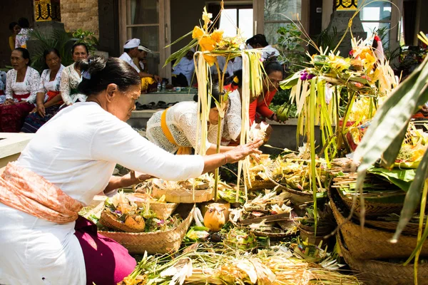 Procesión de la hermosa ceremonia hindú balinesa en la isla de Bali — Foto de Stock