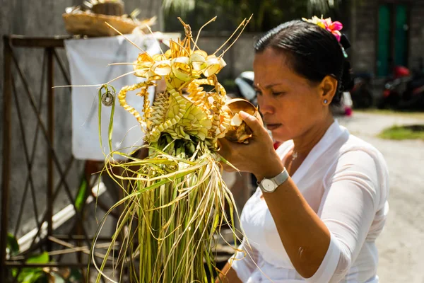 Procesión de la hermosa ceremonia hindú balinesa en la isla de Bali — Foto de Stock