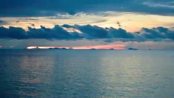 Images vidéo au ralenti d'un magnifique coucher de soleil sur la mer, en Thaïlande. Koh Samui 