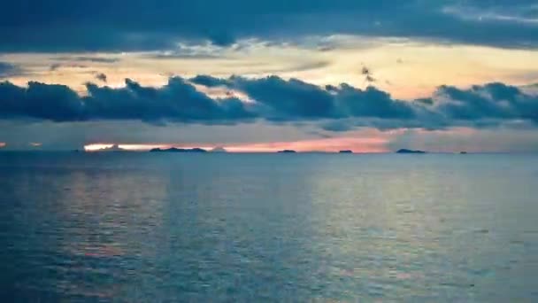 Filmagem em câmera lenta de belo pôr do sol no mar, Tailândia. Koh Samui — Vídeo de Stock