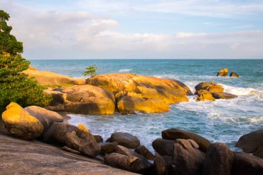 Gün batımı Rock Hin Ta ve Hin Yai gelen Tayland Koh Samui adasının