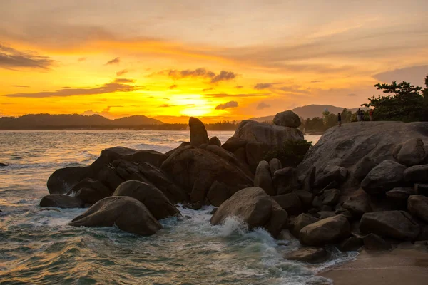 Gün batımı Rock Hin Ta ve Hin Yai gelen Tayland Koh Samui adasının