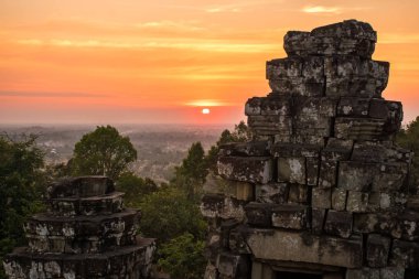 Günbatımı Phnom Bakheng Tapınağı, Angkor Wat, Cambodia.