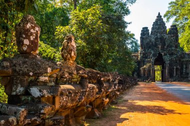Antient Köprüsü ile eski heykeller Angkor Wat karmaşık, Kamboçya