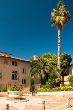 Cassis şehir merkezi Fransa'da Provence renkli binalar ile ana gezinti