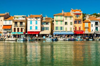 Renkli eski bağlantı noktası Cassis şehir Provence Fransa'da evler