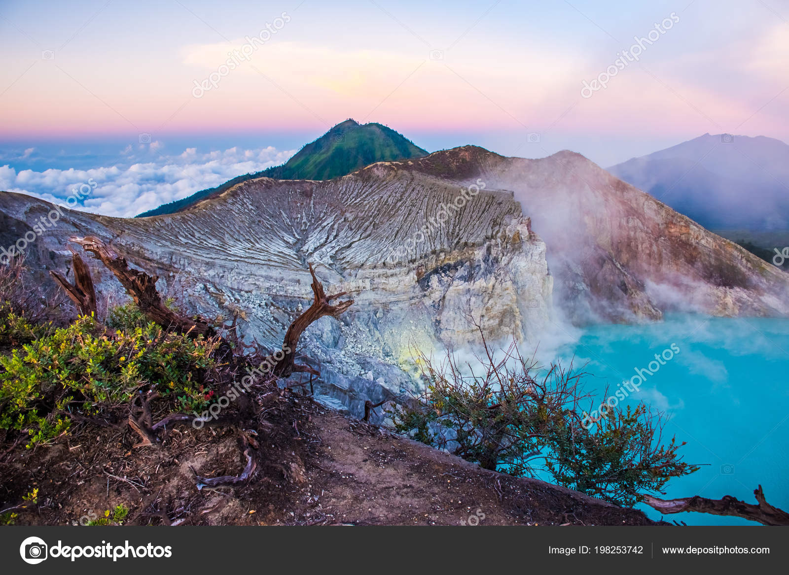 Kawah Ijen  Vulkan  Mit B umen Bei Sch nem Sonnenaufgang 