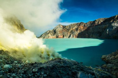 Sigara Kawah Ijen'de volkan krater Kükürt ile benim ve Endonezya mavi göl