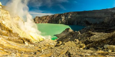 Kawah Ijen'de volkan krater kükürt madeni Endonezya ile sigara panorama