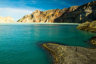 Güzel mavi göl Kawah Ijen'de volkan krater Endonezya
