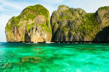 Saf deniz suyu güzel tropikal Maya Bay Beach Koh Phi Phi Islands Tayland yakın