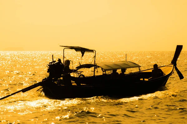 Bateau Longue Queue Flottant Sur Mer Coucher Soleil Krabi Thaïlande — Photo