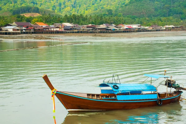 Eski görünümüne evler ahşap Old Town Krabi Tayland Koh Lanta Island geleneksel long tail tekne ile