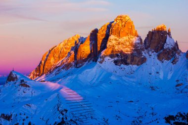 Belvedere vadinin Dolomites, İtalya içinde Val di Fassa Canazei yakınındaki gün batımı görünümü