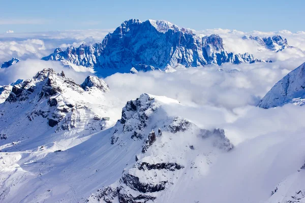 Uitzicht Van Zonnige Winter Pieken Bergen Wolken Alpen Van Dolomieten — Stockfoto