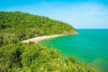 Tropikal güzel plaj içinde Mu Ko Lanta Milli Park alanında Koh Lanta Island, Krabi