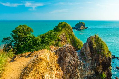 Güzel rock sahil görünümü noktası, Mu Ko Lanta Milli parkta Koh Lanta, Krabi, Tayland