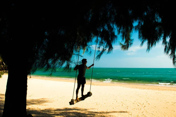 Летний Пляж Мужчинами Качелях Тропическом Острове Ланта Таиланде — стоковое фото