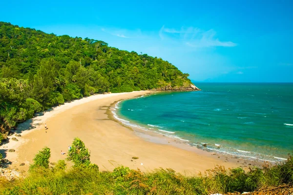Tropikal güzel plaj içinde Mu Ko Lanta Milli Park alanında Koh Lanta Island, Krabi