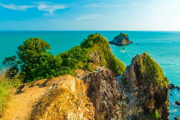 Güzel rock sahil görünümü noktası, Mu Ko Lanta Milli parkta Koh Lanta, Krabi, Tayland