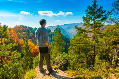 Sulov, Slovakya renkli sonbahar dağlarda arıyor genç adam