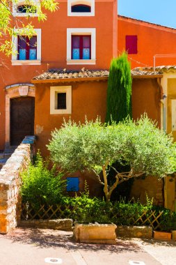 Renkli hardal ev ve Bahçe de Roussillon köyün Provence, Fransa