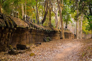 Eski Kamboçya'daki antik karmaşık Koh Ker duvarına mahvetti