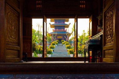 Görünüm Tapınağı karmaşık Bai Dinh Pagoda Ninh Binh Vietnam kapıyı atmak
