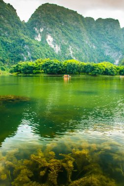 Göl yansıması ile dağlar Trang bir doğal peyzaj, Ninh Binh, Vietnam