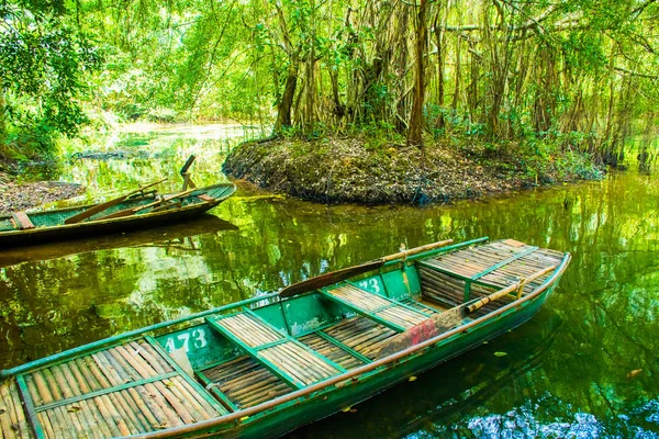 Nehir Trang bir doğal peyzaj üzerinde Ninh Binh Vietnam tekne