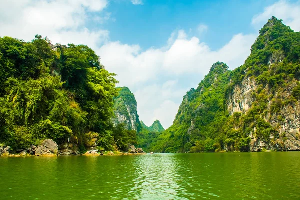 Hermoso paisaje escénico de Trang An, Ninh Binh, Vietnam — Foto de Stock