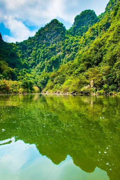 Porteur cristallin du lac Trang Un paysage pittoresque, Ninh Binh, Vietnam — Photo