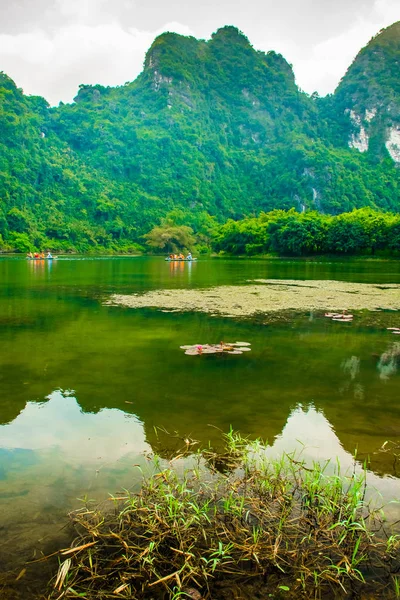 Göl yansıması Trang bir doğal peyzaj Ninh Binh, Vietnam ile dağlar,