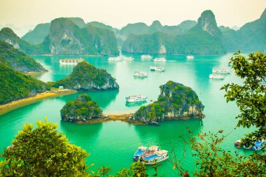 Nokta Ha uzun Bay, kalker Dağları göster, yolcu gemisi, Vietnam ile