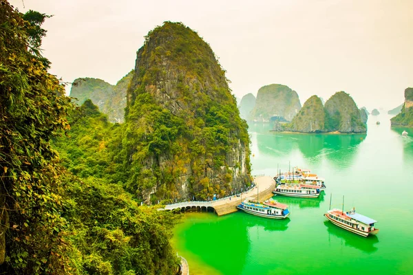 Point de vue Baie de Ha Long, montagnes calcaires, avec bateaux de croisière, Vietnam — Photo