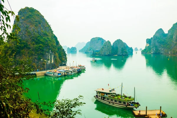 Bekijk punt Ha Long Bay, kalksteen bergen, met cruiseschepen, Vietnam — Stockfoto