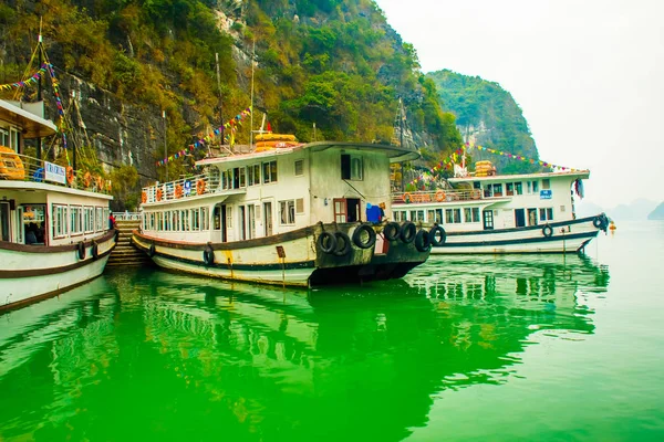 Eau de mer verte dans la baie d'Halong, Vietnam — Photo