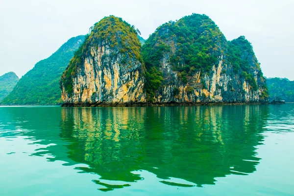 Montagnes calcaires en mer dans la baie d'Halong, Vietnam — Photo