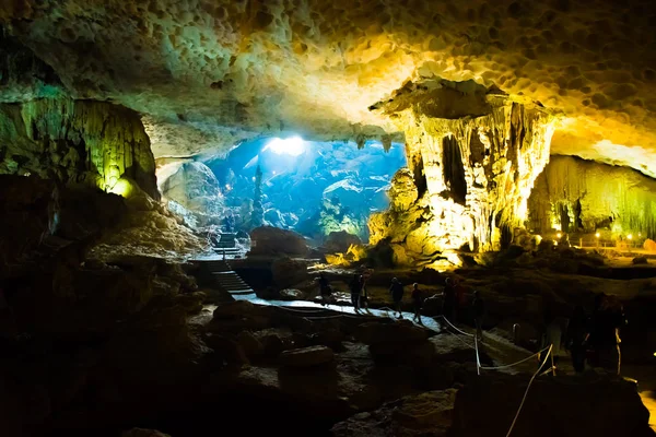 Hang Sung Sot Grotto - Пещера сюрпризов, Халонг-Бей, Вьетнам — стоковое фото