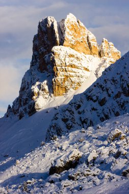 Fantastik kış dağlar Passo Giau, Dolomites Alpler, İtalya manzara
