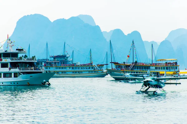 Port de bateaux à Ha Long Bay, Vietnam — Photo