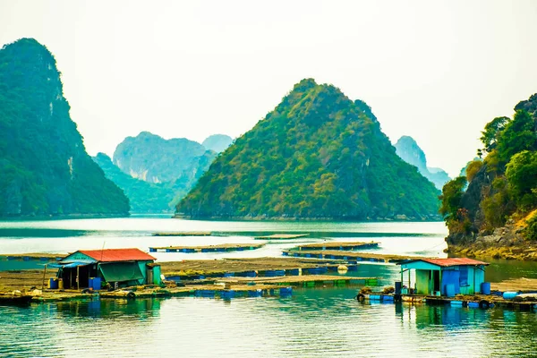 Village de pêcheurs flottant et îles rocheuses dans la baie d'Halong, Vietnam — Photo