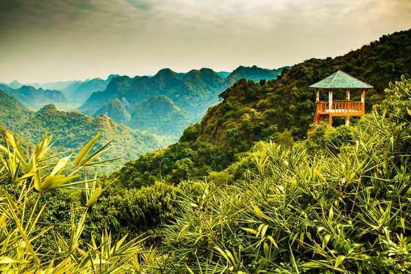 Point de vue sur la baie d'Halong depuis Cat Ba Island, Ngu Lam Peak, Vietnam — Photo