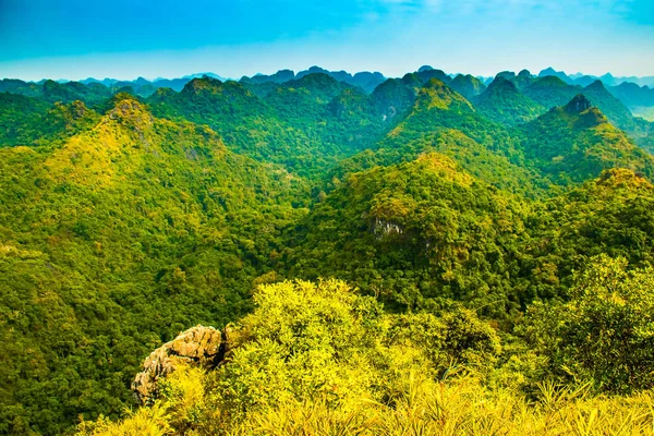 Point de vue sur la baie d'Halong depuis Cat Ba Island, Ngu Lam Peak, Vietnam — Photo