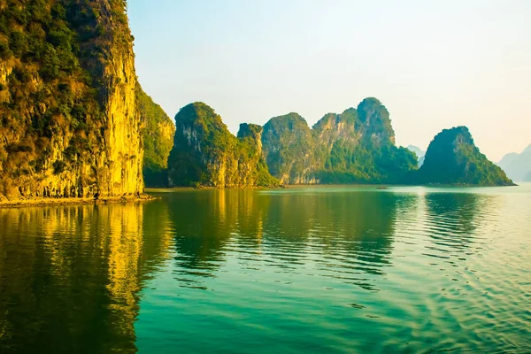 Beau coucher de soleil à la baie d'Halong, Vietnam — Photo